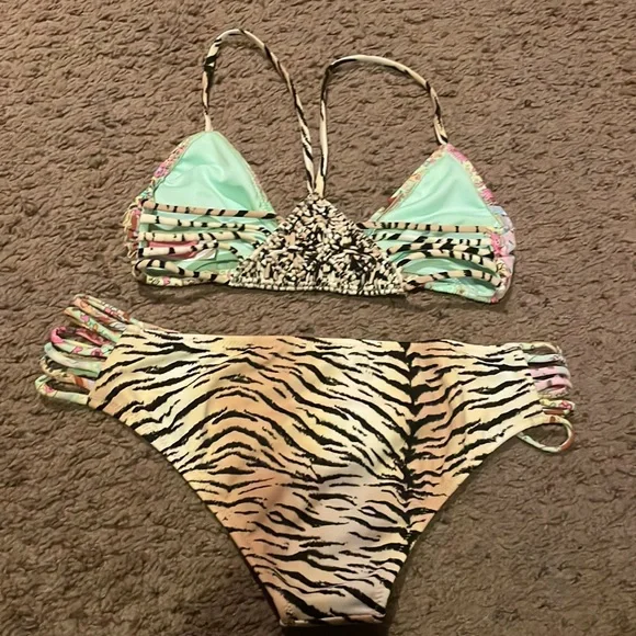 Victoria’s Secret cheeky bikini swimsuit XS - Picture 2 of 4